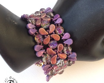 Bracelet manchette perlé violet