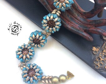 Pulsera floral con cuentas azules