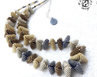 Gouden en zilveren 3D-driehoekige geometrische kralenketting - eigentijdse sieraden voor vrouwen in chique stijl