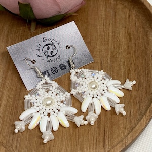 Brincos florais com contas brancas feitos à mão: joias de destaque para noivas