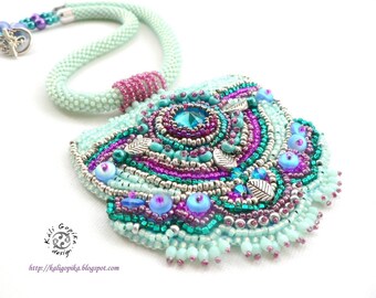 Collana elegante con perline blu ricamate