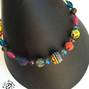 Collar de cuentas de arcoíris estilo boho