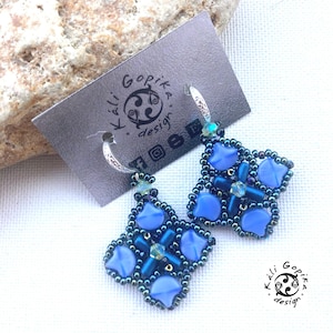 Orecchini pendenti con perline blu floreali