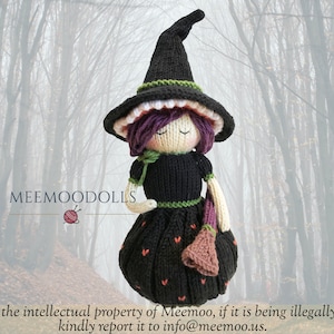 Puede incluir: Una muñeca de bruja de punto que lleva un vestido negro, un cinturón verde y un sombrero de bruja negro con un borde blanco. La muñeca tiene el pelo morado y lleva una escoba marrón.