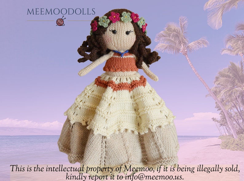 Peut inclure: Une poup&eacute;e en tricot aux cheveux bruns, portant une couronne de fleurs et une robe marron et orange. La poup&eacute;e est debout sur une plage avec des palmiers en arri&egrave;re-plan.