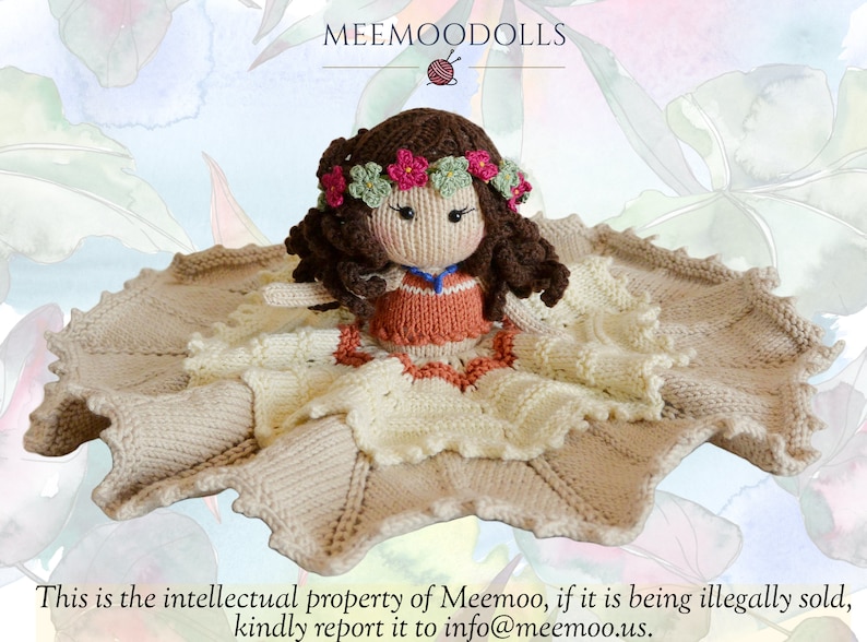 Peut inclure: Une poup&eacute;e en tricot aux cheveux bruns portant une couronne de fleurs et une robe de couleur p&ecirc;che. La poup&eacute;e est assise sur une couverture en tricot beige avec une bordure en crochet blanc.