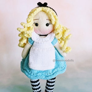 Knit little girl. Knitted toy Patterns. Meemoodolls.