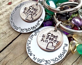 Zijn en Haar Matching Paren 10 jaar verjaardag Custom Hand Gestempeld Dime Sleutelhangers, gepersonaliseerd cadeau voor hem haar, Wedding Date, 10e jaar