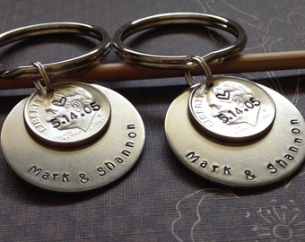 Zijn en haar matching paren 10 jaar verjaardag aangepaste hand gestempeld Dime Sleutelhangers, gepersonaliseerd cadeau voor hem, haar, 10e jaar huwelijksdatum