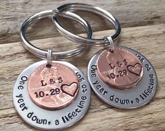 Zijn en Haar Matching Paren 1 jaar verjaardag aangepaste hand gestempeld Lucky Penny Sleutelhangers, gepersonaliseerd cadeau voor hem, haar, trouwdatum