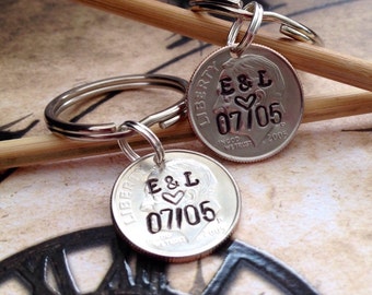 Zijn en Haar Matching 10 Jaar Verjaardag Custom Stamped Dime Sleutelhangers, gepersonaliseerd cadeau voor hem haar, initialen, paren bruiloft datum