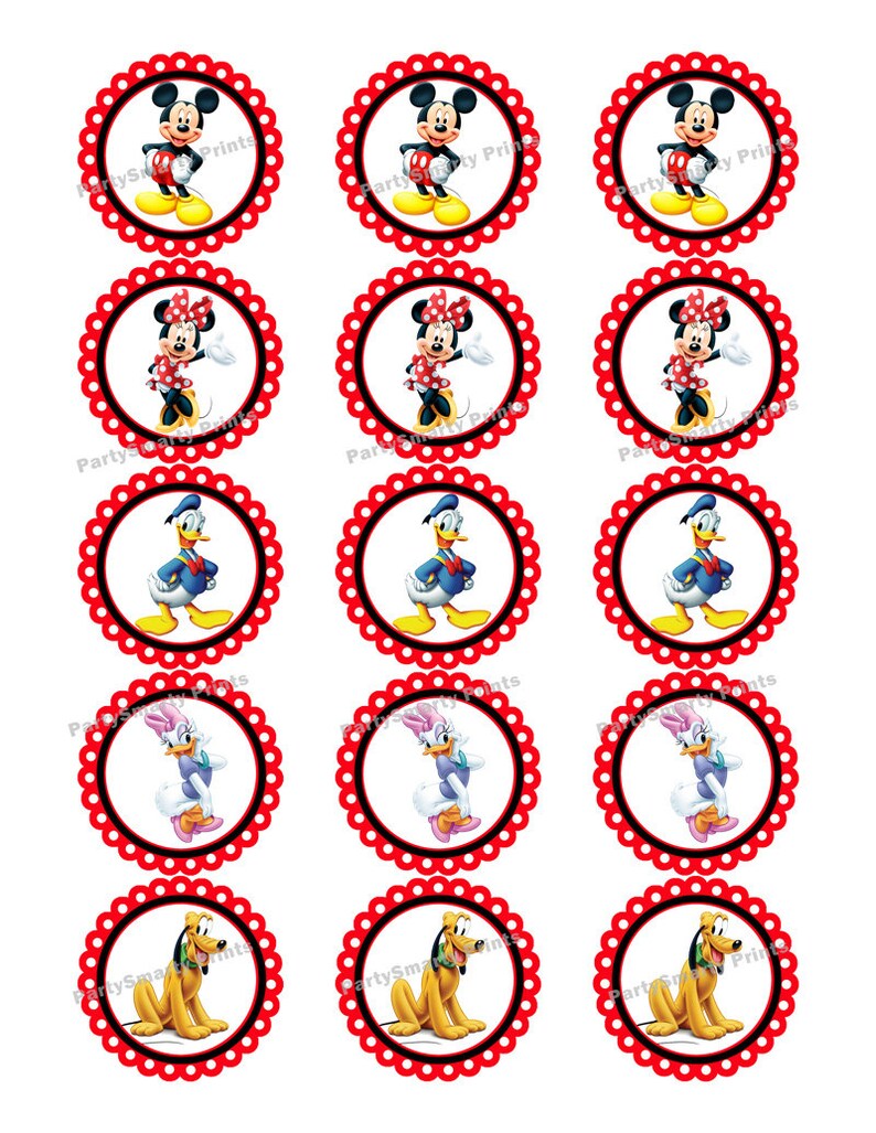 K&ouml;nnte beinhalten: Ein Bogen mit kreisf&ouml;rmigen Aufklebern mit den Disney-Figuren Mickey Mouse, Minnie Mouse, Donald Duck, Daisy Duck und Pluto. Jede Figur befindet sich in einem wei&szlig;en Kreis mit einem roten, geschwungenen Rand. Der Text "PartySmarty Prints" ist sichtbar.