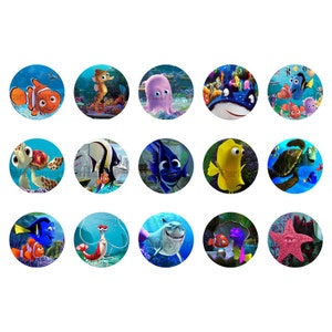 Può includere: Quindici immagini rotonde con personaggi del film d'animazione "Alla ricerca di Nemo". Le immagini includono Nemo, Dory, Marlin e altre creature marine. Ogni immagine è ambientata su uno sfondo blu, con colori vivaci e illustrazioni dettagliate.