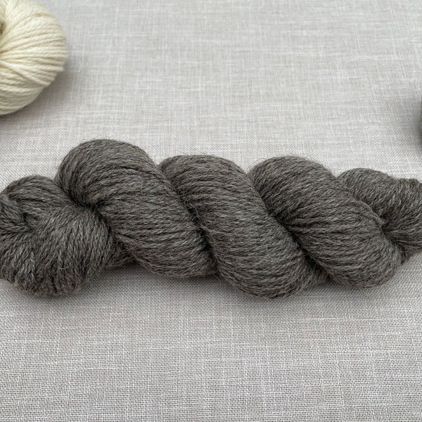 West Yorkshire Spinners - Jacob - British Wool - undyed yarn - Colour: Medium Grey #006 - 100g Aran weight