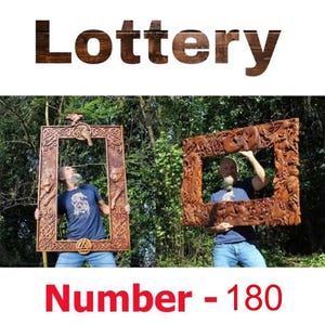 Op de afbeelding: Twee ingewikkeld gesneden houten frames worden door twee mensen omhoog gehouden voor een groene, bladerrijke achtergrond. Het woord "Lottery" staat bovenaan en de woorden "Number - 180" staan onderaan. De frames zijn bruin en hebben gedetailleerde gravures.