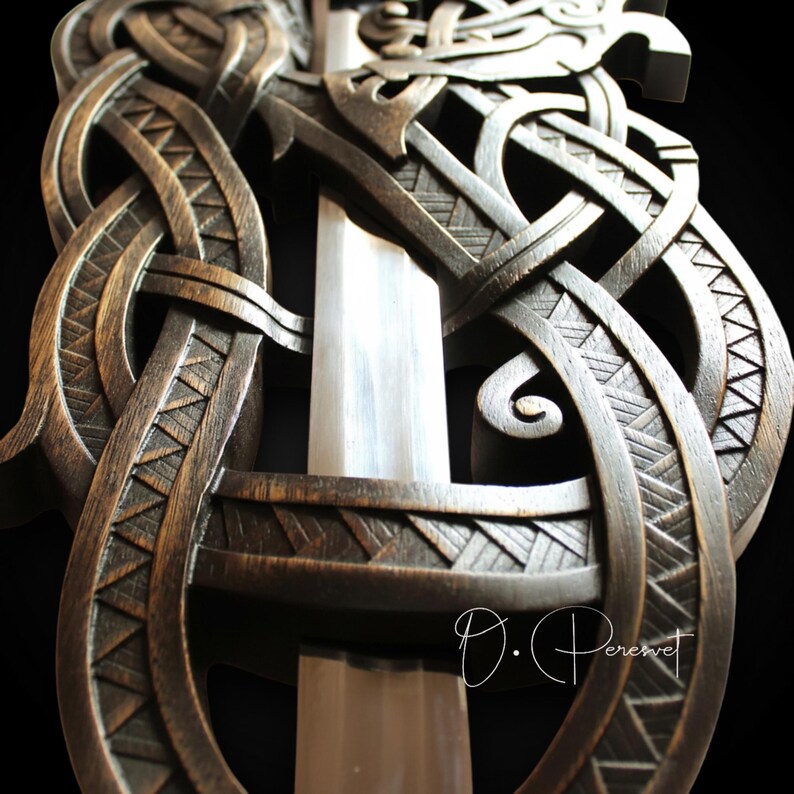 BLACK FAFNIR: met de hand gesneden Viking-slangenzwaardtroon – hoge dichtheid hardhouten wanddisplay van museumkwaliteit afbeelding 11