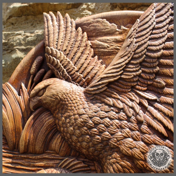 優雅な木彫りの飾り板、ワシ釣り、動物のダークウッドの絵、鳥の