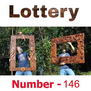 Op de afbeelding: Twee mensen houden grote, ingewikkeld gesneden houten frames vast met dierlijke en geometrische ontwerpen. Het woord "Lottery" staat bovenaan en het nummer "146" onderaan in het rood.