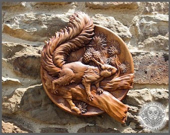 ÉCUREUIL - Gracieuse image animale sculptée en bois. Art mural de la vie sauvage, décoration rustique de cabine, tenture murale de sculpture d’écureuil, sculpture rustique