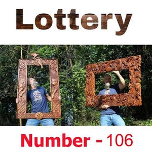 Op de afbeelding: Twee mannen houden buiten grote, ingewikkeld gesneden houten frames vast. De frames zijn bruin met gedetailleerde reliëfsnijwerken. Het woord "Lottery" staat bovenaan en "Number - 106" onderaan in het rood.
