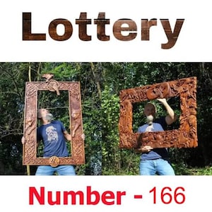 Op de afbeelding: Twee mensen houden ingewikkeld gesneden houten frames omhoog tegen een groene achtergrond. De frames zijn rechthoekig met gedetailleerde reliëfsnijwerk. Het woord "Lottery" staat bovenaan en de tekst "Number - 166" staat onderaan.