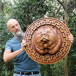Tótem de oso de madera de iroko hecho a mano: tapiz nórdico