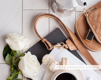 Foto stock di una scrivania neutra e femminile: caffè e macarons (immagine digitale)