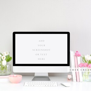 Puede incluir: Un escritorio blanco con un monitor de computadora, un teclado, un ratón, un tazón rosa, un jarrón de tulipanes blancos, un jarrón de tulipanes rosas y blancos y una pila de libros. El monitor de la computadora tiene una pantalla blanca con el texto "Añade tu captura de pantalla o texto aquí".
