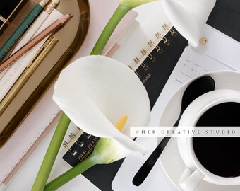 Foto stock di uno spazio di lavoro femminile: accessori da scrivania, fiori (immagine digitale)