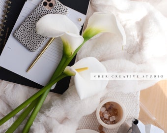 Foto stock di caffè e fiori in stile femminile: accessori da scrivania di design (immagine digitale)
