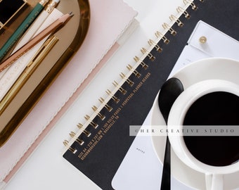 Foto stock di uno spazio di lavoro femminile: accessori da scrivania, caffè (immagine digitale)