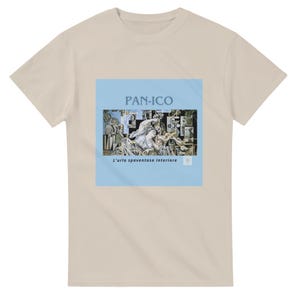 Puede incluir: Camiseta beige con un diseño gráfico cuadrado azul claro. El diseño presenta el texto "PAN-ICO" y una ilustración detallada con figuras y maquinaria. El texto "L'urlo spaventoso interiore" está impreso debajo.