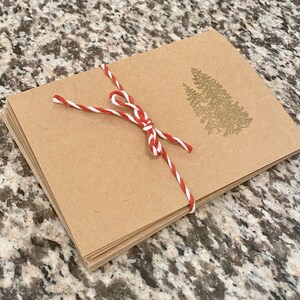 Pine Tree Holiday Card Ensemble de 5, vierges et pliées avec des enveloppes, attachées dans de la ficelle et prêtes à offrir aux enseignants ou aux amis, des trucs en bas