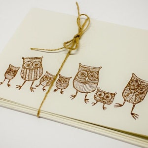 Jeu de 5 cartes vierges de la famille Owl, timbrées à la main avec des enveloppes, nouées et prêtes à être données aux enseignants ou à offrir aux lecteurs