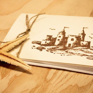 Jeu de 5 cartes Château de sable, estampées à la main, livrées avec des enveloppes, pliées et attachées avec de la ficelle, parfaites pour un bas de Noël ou un cadeau pour enseignant