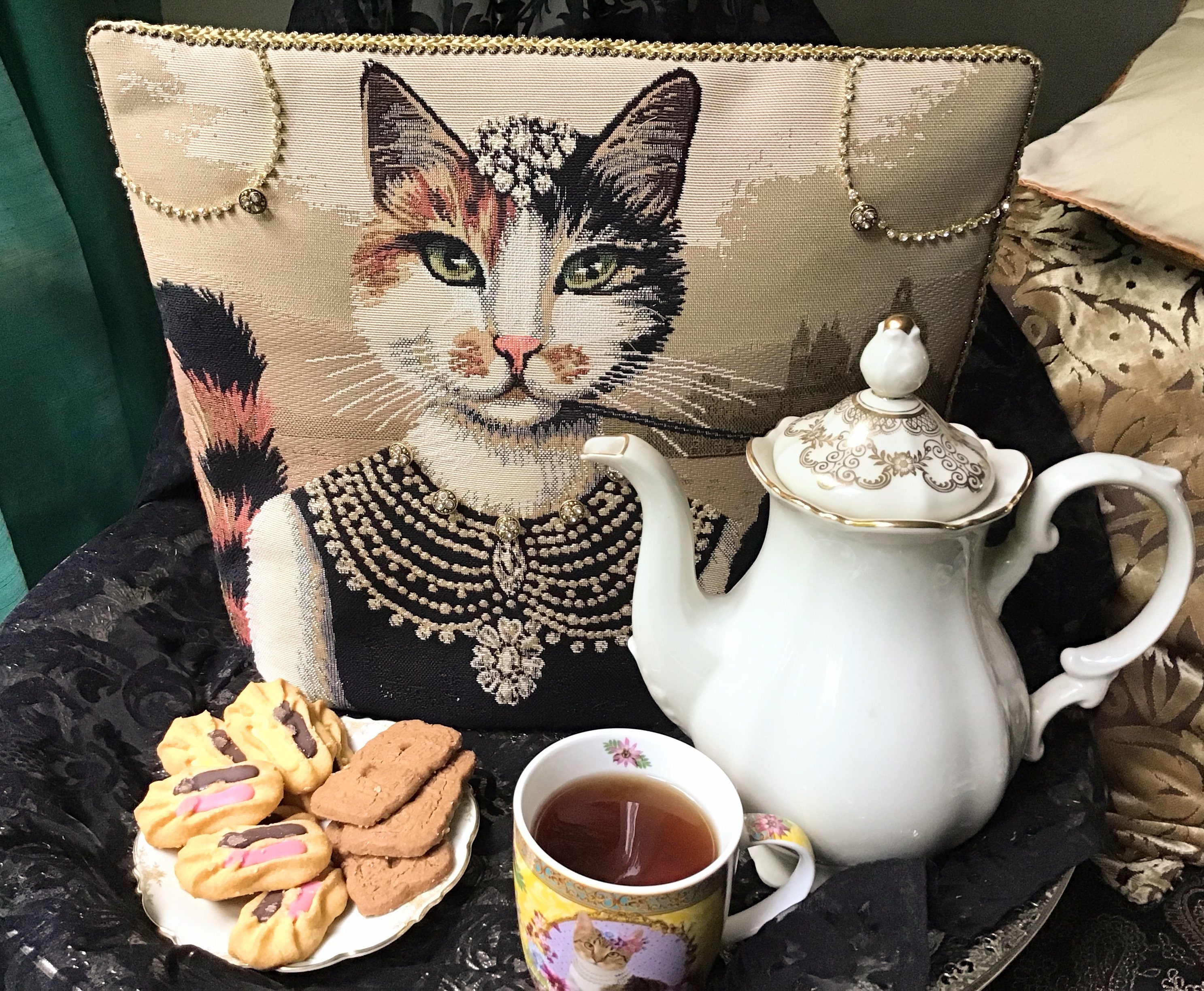 Fancy Elegant Cat Tea Cozy, Cat Lover's Tea Cosy, Theemuts