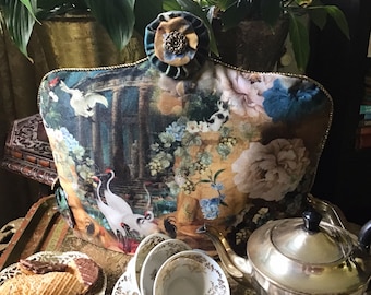 Velvet Tea Cosy with Birds and Flowers, Velours Theemuts met Vogels en Bloemen, Couvre-Théière avec des Oiseaux et des Fleurs