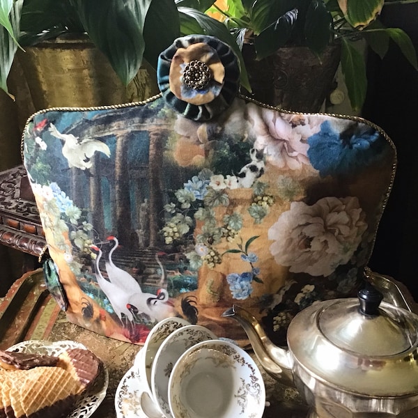 Velvet Tea Cosy with Birds and Flowers, Velours Theemuts met Vogels en Bloemen, Couvre-Théière avec des Oiseaux et des Fleurs