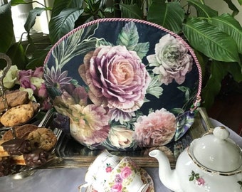 Tea Cosy en velours bleu foncé avec roses lilas et crème, Floral Velvet Tea Cosy, FluwelenTheemuts met Rozen, Couvre-théière avec des Roses