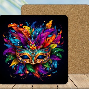 Puede incluir: Una máscara de carnaval colorida con plumas y purpurina sobre un fondo negro.