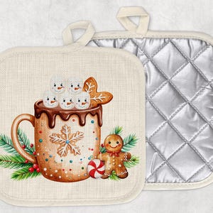 Puede incluir: Dos agarraderas cuadradas. Una presenta una ilustración de acuarela de una taza de chocolate caliente cubierta con malvaviscos de muñeco de nieve, un hombre de jengibre y una galleta de jengibre. La otra es plateada acolchada. Ambas tienen un lazo para colgar.