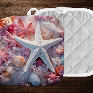 Könnte beinhalten: Ein weißer Baumwoll-Topflappen mit gestepptem Design. Die Vorderseite des Topflappens zeigt ein farbenfrohes Design aus Muscheln, Seesternen und Korallen.