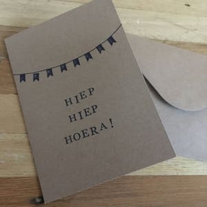 Tarjeta doble 'Hiep hiep hoera!' A6 (10 x 15 cm) con envoltura
