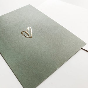 Zacht groene kaart met gouden hartje - A6