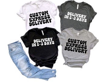 Puede incluir: Cuatro camisetas con diferentes diseños. Dos camisetas dicen "Custom Express Delivery" en texto negro sobre fondo blanco y gris. Dos camisetas dicen "Delivery in 2-3 Days" en texto blanco sobre fondo negro y gris.