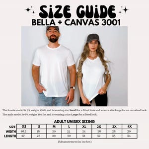 K&ouml;nnte beinhalten: Eine Gr&ouml;&szlig;entabelle f&uuml;r Unisex-T-Shirts f&uuml;r Erwachsene von Bella + Canvas 3001. Das Bild zeigt einen Mann und eine Frau, die wei&szlig;e T-Shirts tragen. Der Leitfaden enth&auml;lt Ma&szlig;e in cm f&uuml;r Breite und L&auml;nge, von XS bis 4X.