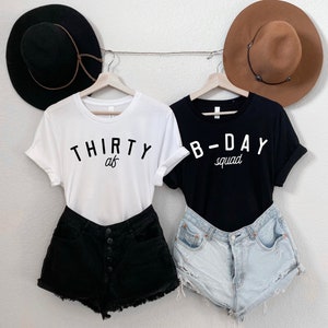30th birthday party shirts. Thirty AF, b-day squad tanks, Tshirts. Shirts for thirtieth bday party. 30th birthday gift for her. Birthday tee afbeelding 3