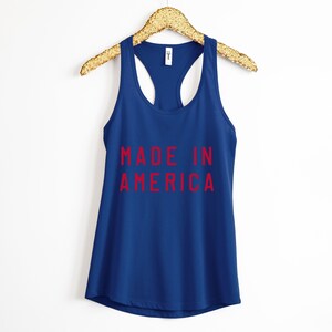 K&ouml;nnte beinhalten: Ein k&ouml;nigsblaues Tanktop mit dem Aufdruck "MADE IN AMERICA" in Rot.
