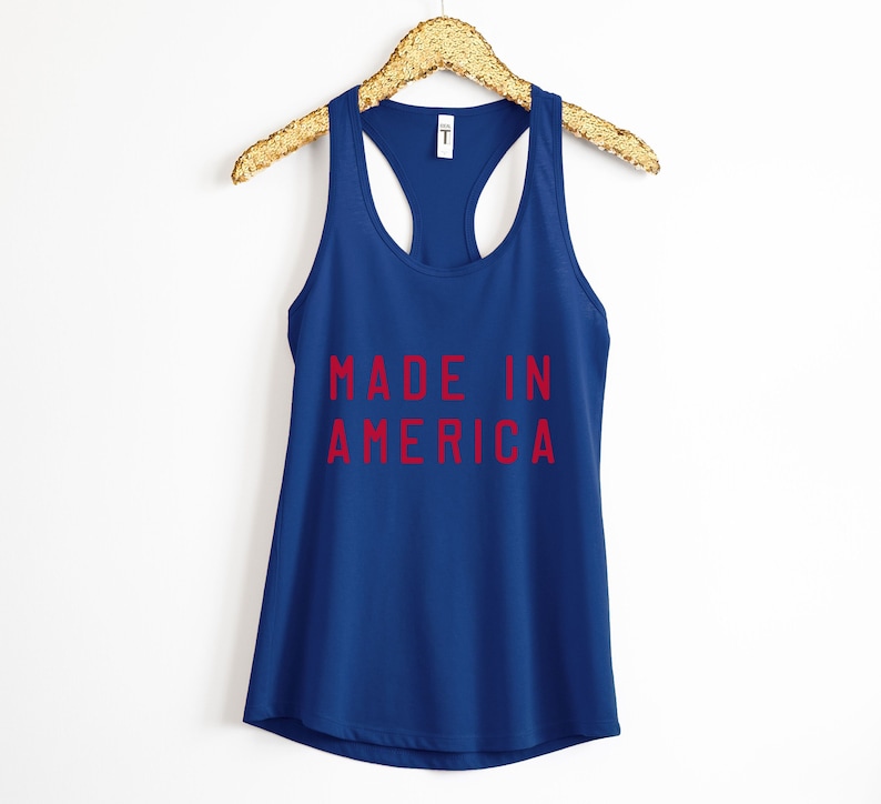 K&ouml;nnte beinhalten: Ein k&ouml;nigsblaues Tanktop mit dem Aufdruck "MADE IN AMERICA" in Rot.