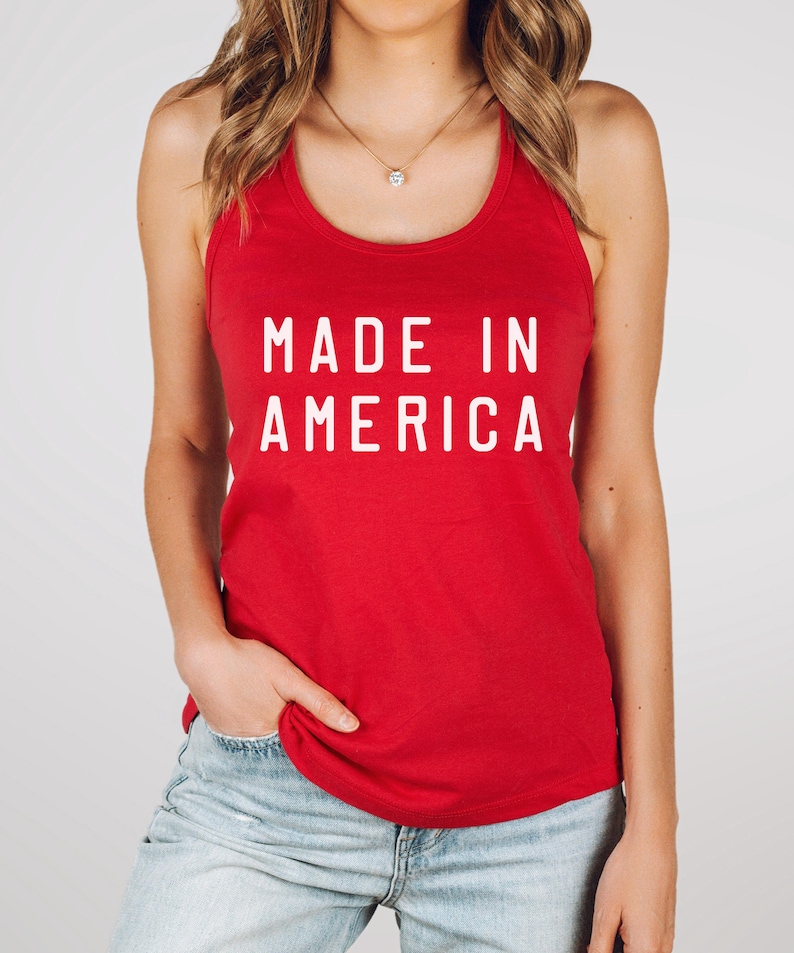 K&ouml;nnte beinhalten: Rotes Tanktop mit dem Aufdruck "MADE IN AMERICA" in wei&szlig;.